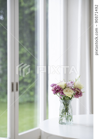 Dining table with a vase 90871492