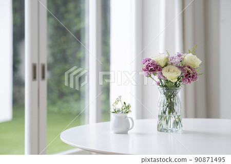 Dining table with a vase 90871495