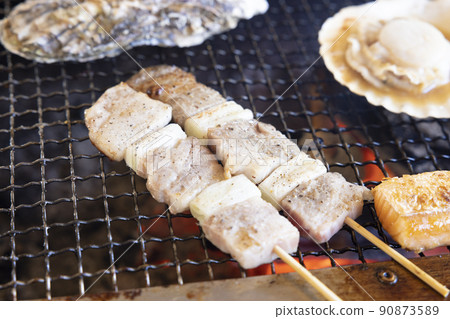 美味的炭火燒烤,豬肉串,鮭魚騷擾,扇貝,烤牡蠣 美味的炭火燒烤,豬肉串,鮭魚騷擾,扇貝,烤牡蠣 90873589