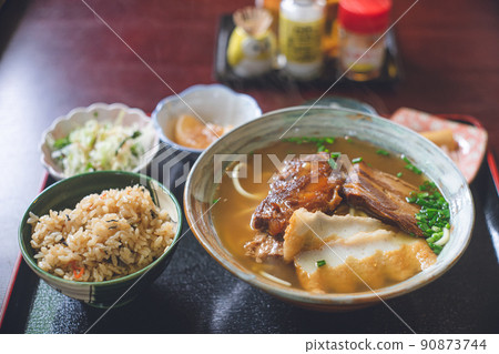美味的宮古蕎麥麵 Soki蕎麥麵和多汁午餐套餐 沖繩縣宮古島 美味的宮古蕎麥麵 Soki蕎麥麵和多汁午餐套餐 沖繩縣宮古島 90873744