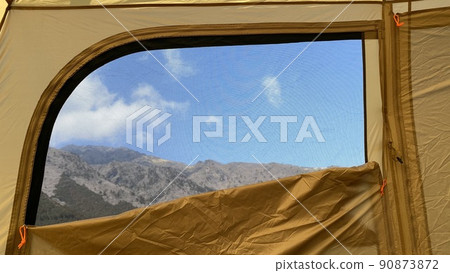 從帳篷的窗戶看到的山 90873872