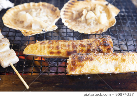 美味的海鮮炭烤，扇貝和鮭魚騷擾 90874337