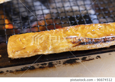 Charcoal-grilled delicious salmon harass 90874512