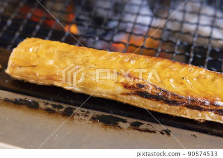 Charcoal-grilled delicious salmon harass 90874513