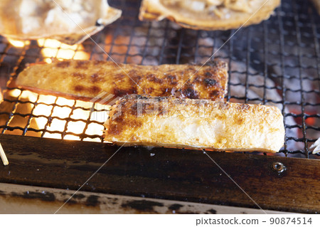 Charcoal-grilled delicious salmon harass 90874514
