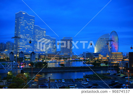 Blue hour Yokohama Minatomirai evening view and air cabin 90874537