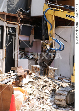 House under demolition work 90875581