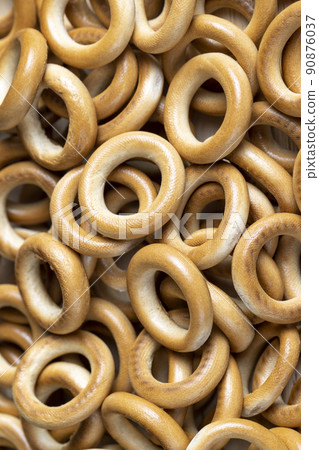 a large amount of traditional snacks round cracknel 90876037