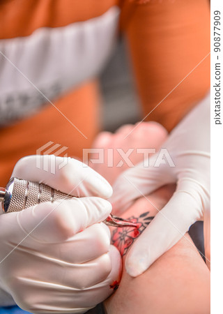 Master tattooist making tattoo art in Master tattooist making tattoo art in 90877909