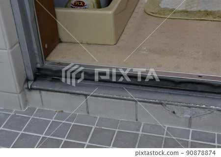 35-year-old bathroom door deterioration reform 35-year-old bathroom door deterioration reform 90878874