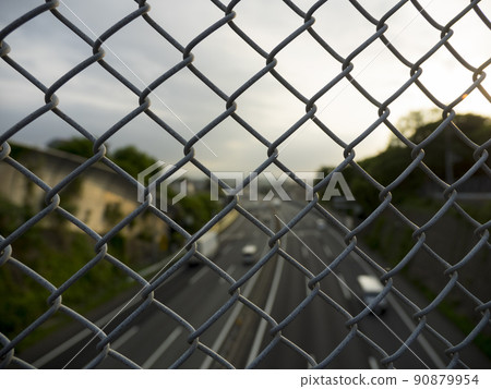 柵欄。防止人們從高速公路上掉下來的圍欄。 90879954