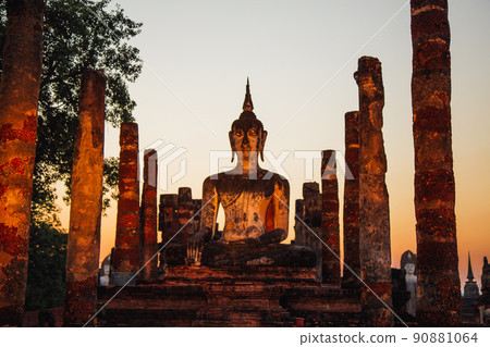 Sunset at Wat Mahathat buddha and temple in Sukhothai Historical Park Sunset at Wat Mahathat buddha and temple in Sukhothai Historical Park 90881064