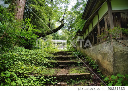 通往岩脅寺山門的草地樓梯 通往岩脅寺山門的草地樓梯 90881883