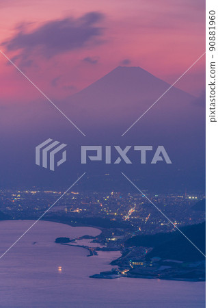 (Shizuoka Prefecture) Sunset during the rainy season Fuji 90881960