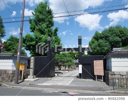 Kyoto City: Shosei-en Garden West Gate (Higashi Honganji Garden) 90882098