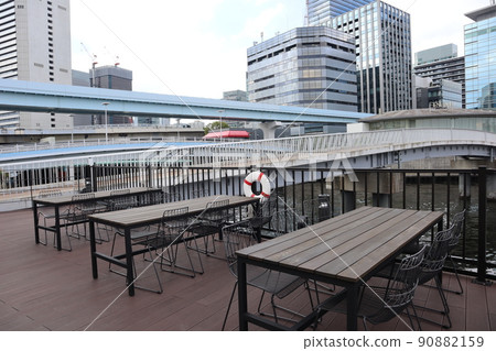 有大陽台位子、河、橋樑、摩天大樓都市風景、藍天和雲彩的甲板 90882159