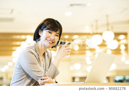 看著相機的女商人辦公室肖像微笑 看著相機的女商人辦公室肖像微笑 90882276