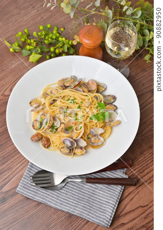 Italian pasta "Vongole" (Vongole Bianco) Spaghetti of Asari. 90882950