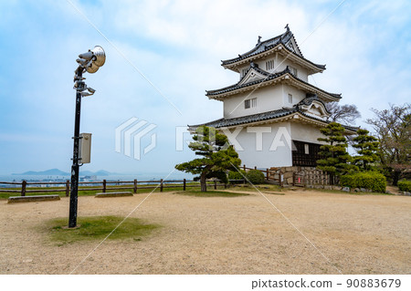 香川縣丸龜市，春天的丸龜城天守閣和瀨戶內海 90883679
