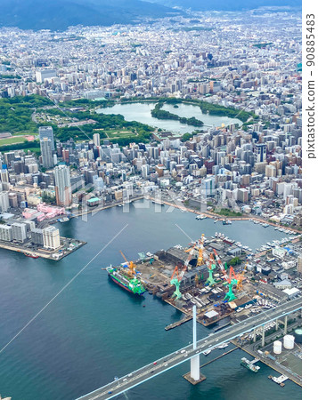 Ohori Park and Nagahama area seen from the cabin just before landing at Fukuoka Airport 90885483