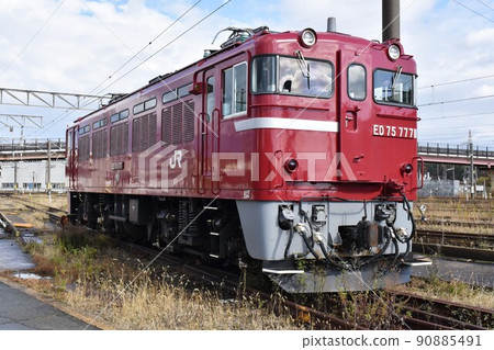 ED75 type electric locomotive that stops at the depot 90885491