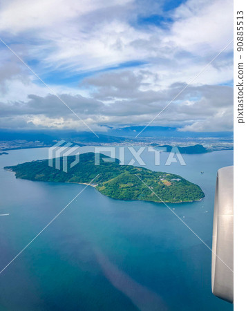 在福岡機場降落前從機艙看到的博多灣和能古島 90885513