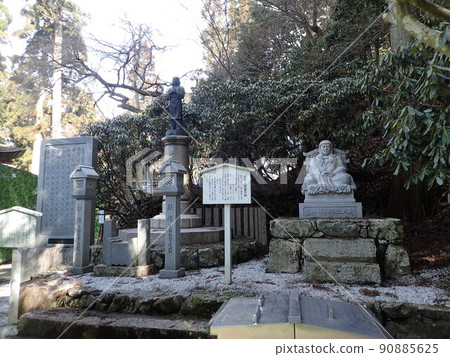 Enryakuji Temple, which consists of the East Pagoda, West Pagoda, and Yokogawa, is a general term for about 100 Dou in the mountains of Mt. Hiei in Sakamoto-cho, Otsu City, Shiga Prefecture. 90885625