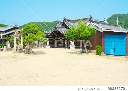 Kitagi Island, the largest island in the Kasaoka Islands, the guardian of the Oura district in early summer, the precincts of Suwa Shrine 1 Kasaoka City, Okayama Prefecture 90888270