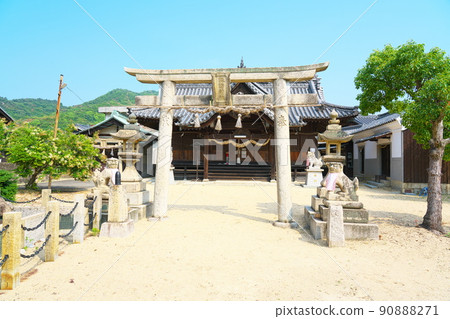 Kitagi Island, the largest island in the Kasaoka Islands, the guardian of the Oura district in early summer, the precincts of Suwa Shrine 2 Kasaoka City, Okayama Prefecture 90888271