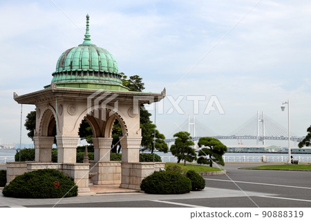 Yokohama Yamashita Park The Drinking Fountain and Bay Bridge 90888319