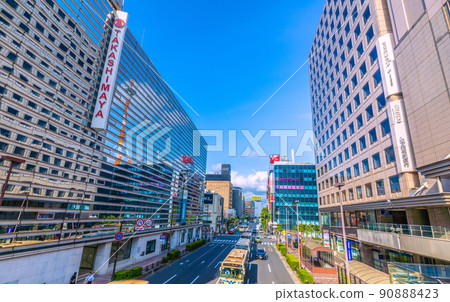 日本橫濱城市景觀橫濱市營地鐵站（入口）和橫濱第一大樓前的城市景觀 = 5 月 26 日 90888423