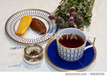 下午茶時間茶和糕點瑪德琳和金融家乾花桌協調 90888560