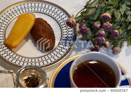 下午茶時間茶和糕點瑪德琳和金融家乾花桌協調 下午茶時間茶和糕點瑪德琳和金融家乾花桌協調 90888567