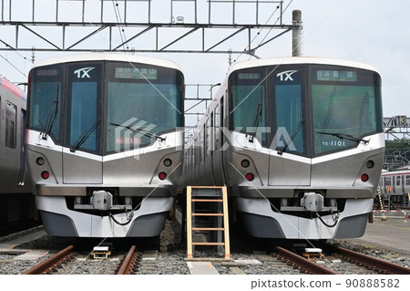 筑波快車 TX-2000 系列（通勤快速南流山）和 TX-1000 系列（普通葵）在車庫排隊 90888582