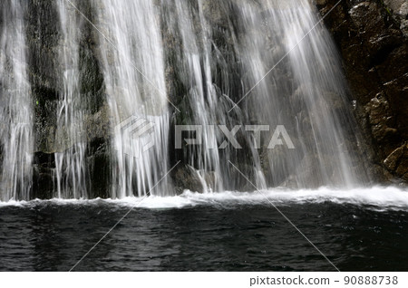 瀧水順著岩石表面 瀧水順著岩石表面 90888738