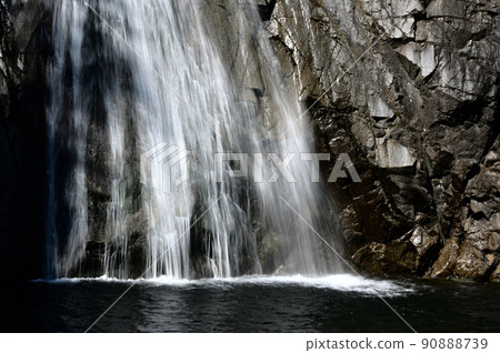 瀧水順著岩石表面 瀧水順著岩石表面 90888739
