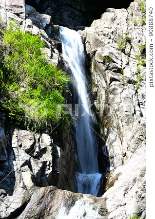 瀧水順著岩石表面 瀧水順著岩石表面 90888740