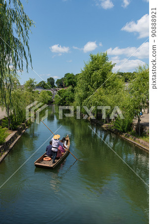 River boat floating on the Kurashiki Bikan Historical Quarter waterway River boat floating on the Kurashiki Bikan Historical Quarter waterway 90888921