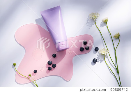 Top view of blueberry extract with transparent podium and cosmetic jar in white background Top view of blueberry extract with transparent podium and cosmetic jar in white background 90889742