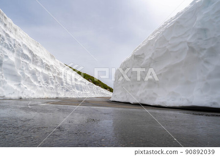 Snow walls and halos on the Norikura plateau in early summer [Nagano Prefecture] 90892039