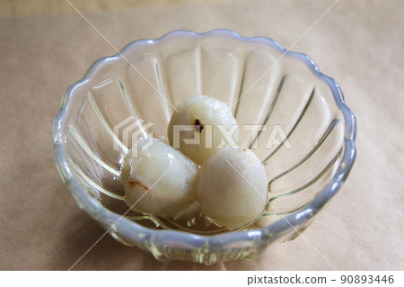 Peeled lychee with scaly hard skin Peeled lychee with scaly hard skin 90893446