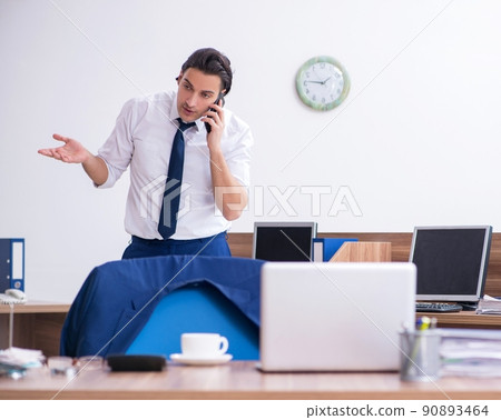 Young male businessman working in the office 90893464