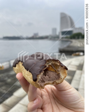 Chocolate Eclair 90893636