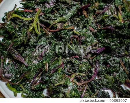 Yukari 食譜:在煮沸的紫蘇上撒上檸檬酸和鹽。 Yukari 食譜:在煮沸的紫蘇上撒上檸檬酸和鹽。 90893907