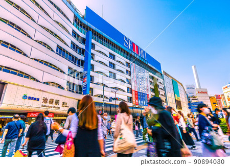 3年來首次無行動限制的日本GW東京城市景觀。池袋站前的人數與Korona-ka = 5月4日之前相同 3年來首次無行動限制的日本GW東京城市景觀。池袋站前的人數與Korona-ka = 5月4日之前相同 90894080