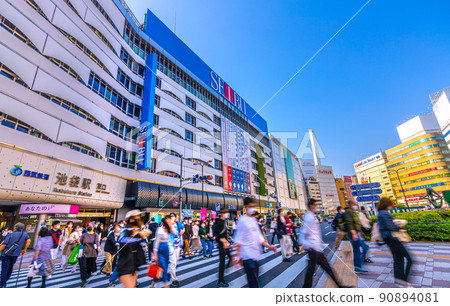 3年來首次無行動限制的日本GW東京城市景觀。池袋站前的人數與Korona-ka = 5月4日之前相同 90894081