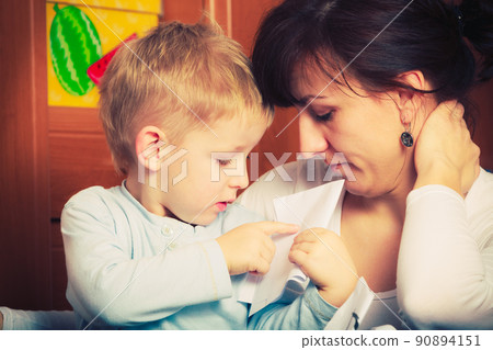 Kid playing with mother, drawing pictures on paper 90894151