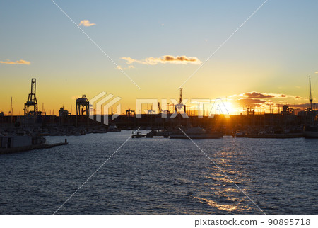 Silhouette of yachts and boats on sunset in the in La Marina de Valencia. 90895718