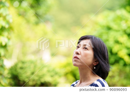 一個臉色蒼白的綠色中年女人,一個會思考的女人 一個臉色蒼白的綠色中年女人,一個會思考的女人 90896093