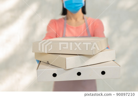 .Woman receiving parcel from delivery man at the door. from deliveryman during COVID-19 outbreak. .Woman receiving parcel from delivery man at the door. from deliveryman during COVID-19 outbreak. 90897210